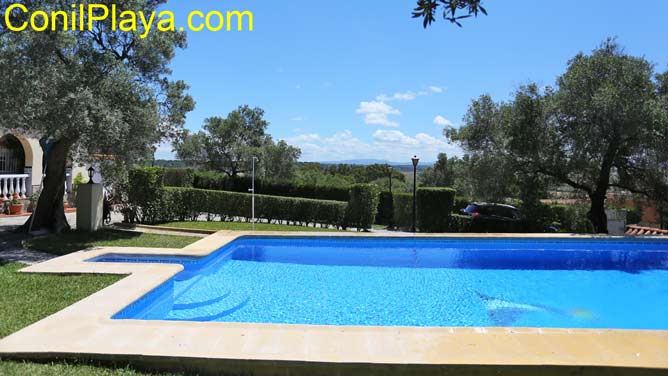 piscina con bonitas vistas