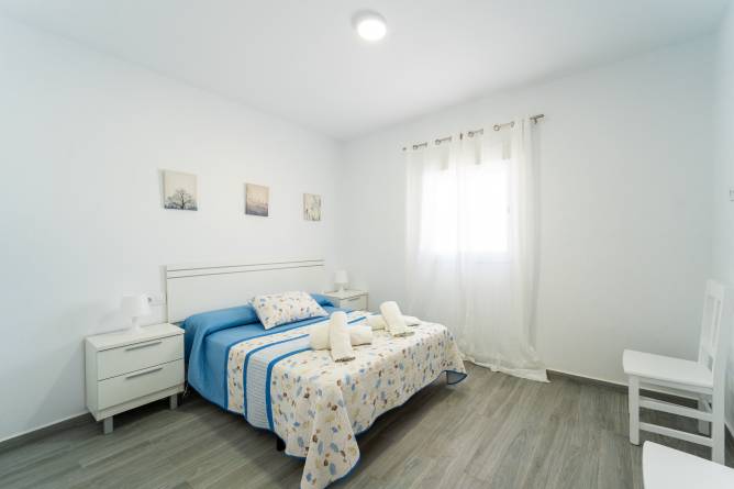 dormitorio principal con cama de matrimonio