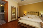 Bonito chalet con piscina en lugar muy tranquilo. Se encuentra entre Vejer y Barbate, a 5 minutos de la playa. Dispone de 2 porches, piscina privada vallada, amplio jardín, aparcamiento privado, barbacoa. Ideal familias. Se encuentra en la Barca de Vejer