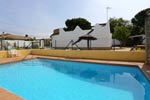 Bonito chalet con piscina en lugar muy tranquilo. Se encuentra entre Vejer y Barbate, a 5 minutos de la playa. Dispone de 2 porches, piscina privada vallada, amplio jardín, aparcamiento privado, barbacoa. Ideal familias. Casa en alquiler entre la Barca de Vejer y Barbate con mascotas y perros.