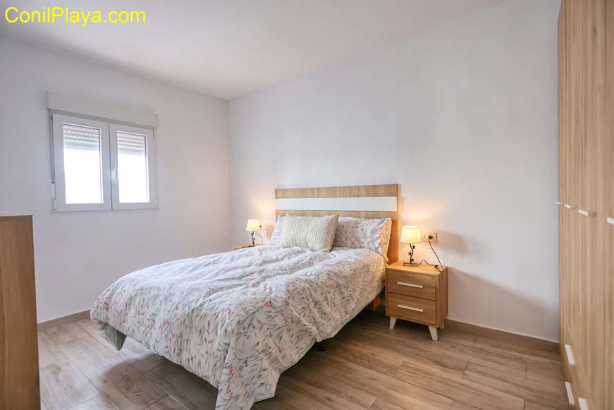 dormitorio principal con cama de matrimonio