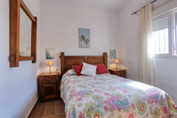 Estupenda casa en el centro de Vejer, en pleno centro turístico del pueblo. Ideal para conocer Vejer, sus playas y alrededores.
capacidad para 4 personas