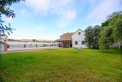 3 dormitorios,8 personas. Estupenda casa en Vejer con piscina privada para alquiler de vacaciones, situada entre Vejer y Barbate, en la Rivera de la Oliva. Para 6 y 2 niños personas, con aire acondicionado, porche y barbacoa. Ideal para conocer Vejer, sus playas y alrededores. 