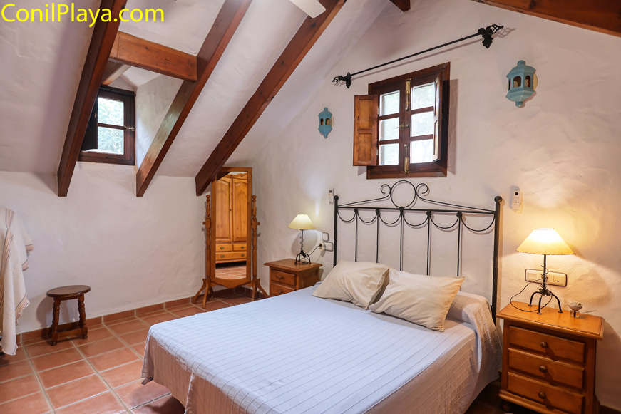 dormitorio con cama de matrimonio