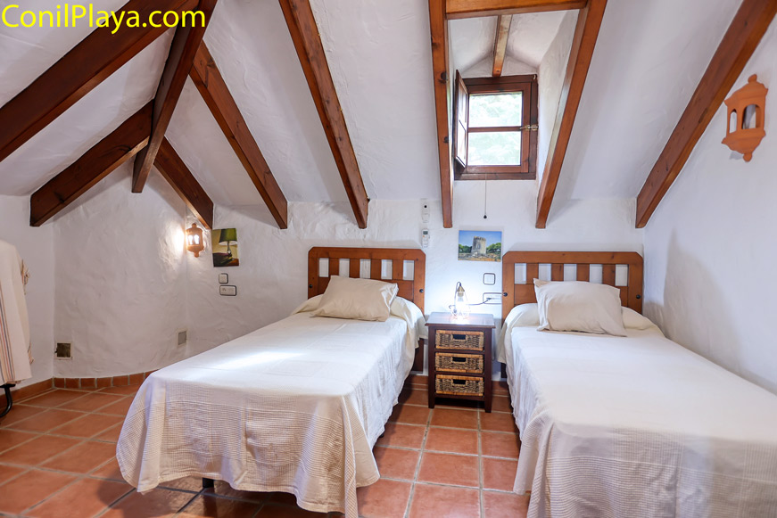 dormitorio con 2 camas individuales