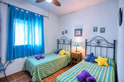 Estupendo chalet con piscina privada situado entre Vejer y Barbate, a pocos minutos de la playa. en la zona conocida como el Olivar. Cuenta con barbacoa, porche, columpios.
Chalet para 8 personas
