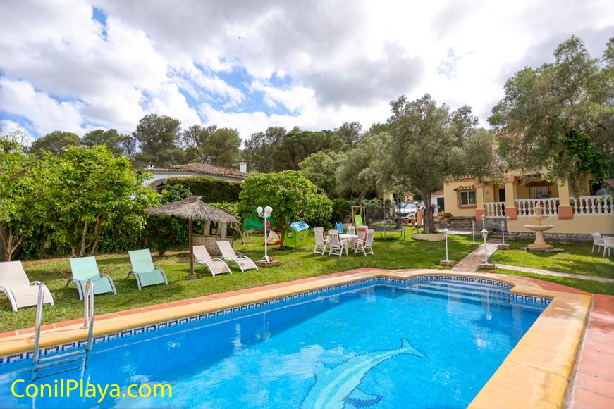 piscina con el chalet al fondo