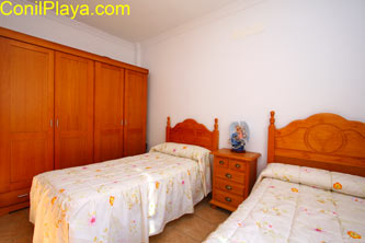 Dormitorio con 2 camas individuales