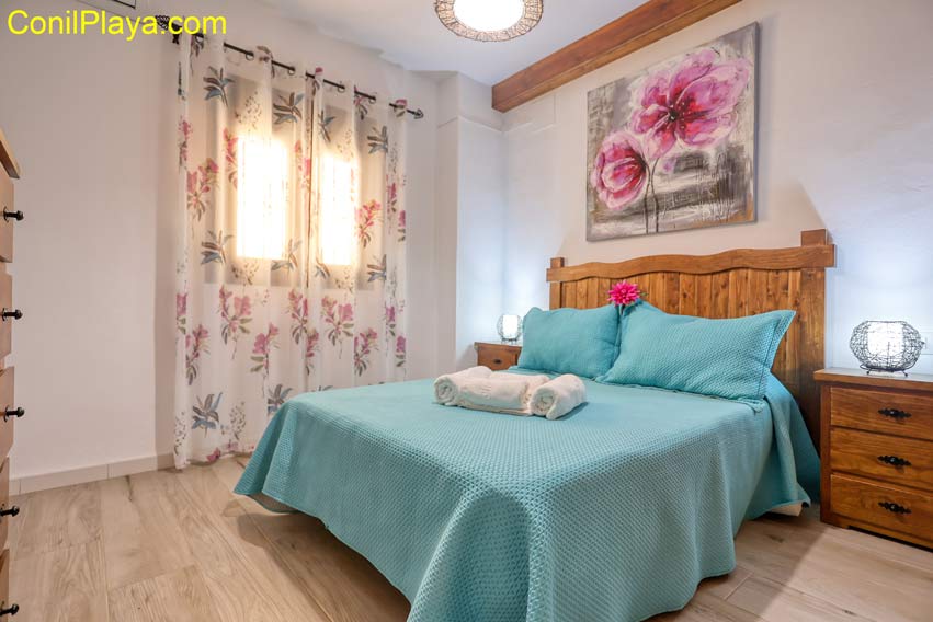 dormitorio principal con cama de matrimonio