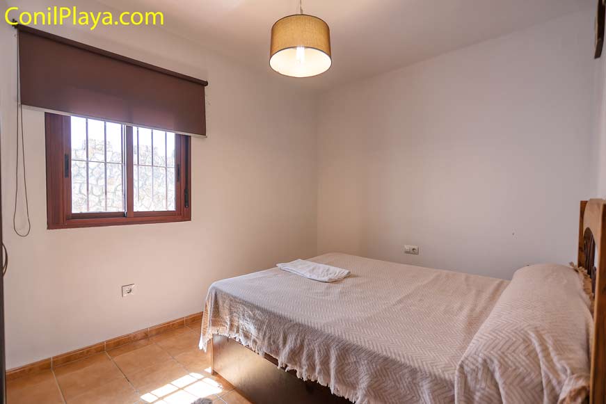 dormitorio principal con cama de matrimonio