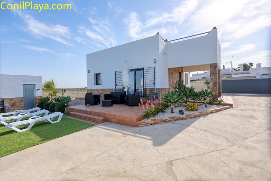 Zona de aparcamiento amplia junto a la entrada de una vivienda moderna