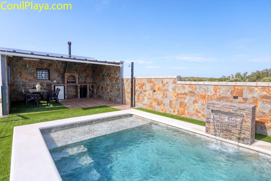 Piscina privada junto a barbacoa cubierta y zona de comedor exterior