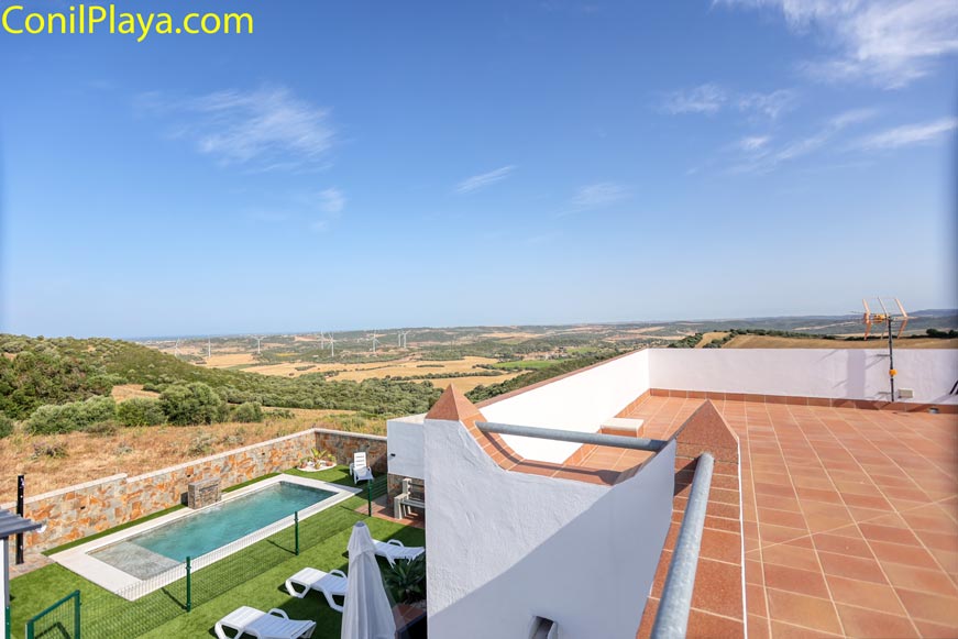 Terraza amplia de casa azotea con vistas al campo y piscina privada