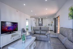2 dormitorios,4 personas. Alquiler vacacional de casa en Vejer de nueva construcción (2026) con piscina privada vallada, barbacoa, aire acondicionado, aparcamiento privado para 2 coches y capacidad ideal para familias. Situada cerca de Vejer, Conil, El Palmar, Los Bateles y Zahara de los Atunes.