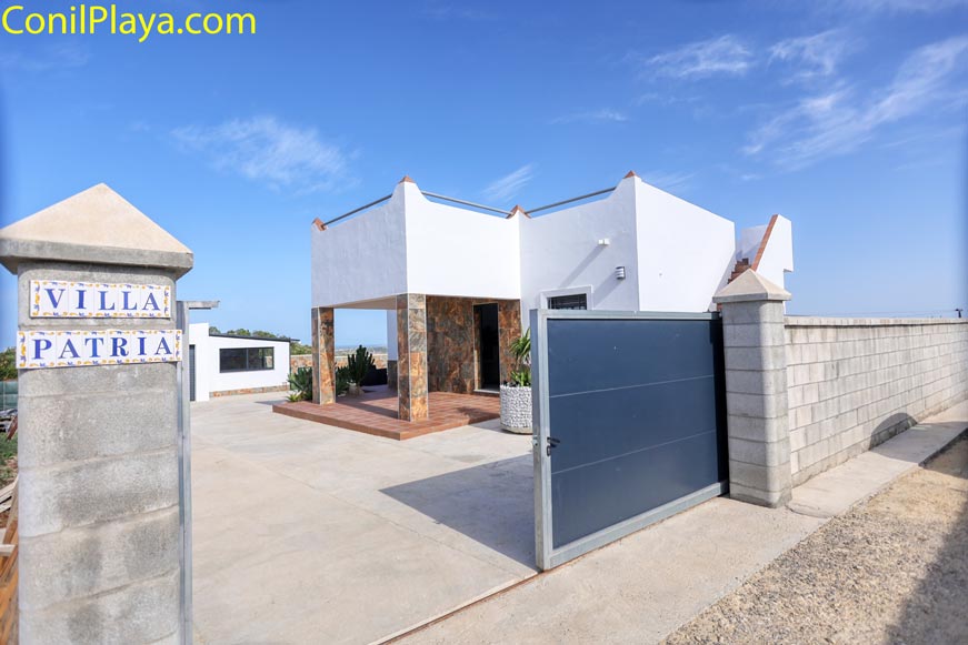 Entrada y fachada del chalet villa patria vista desde el portón exterior
