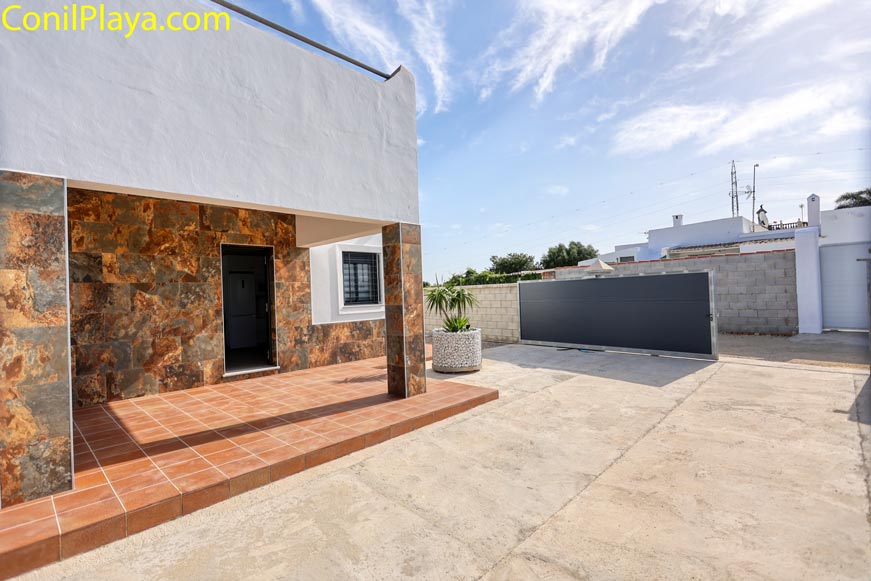 Espacio de aparcamiento privado junto a la entrada principal de la casa
