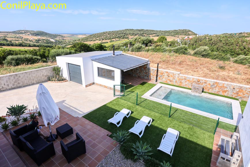 zona exterior de chalet en Vejer con piscina privada y tumbonas en alquiler