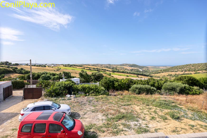Zona de aparcamiento junto a la vivienda con vistas a campo y colinas