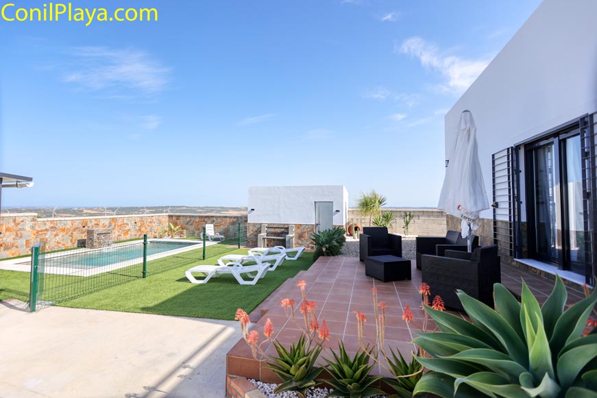 Zona exterior con piscina privada, tumbonas, terraza y muebles de jardín modernos