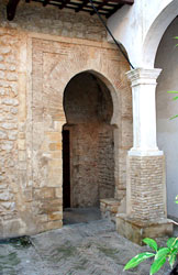 Puerta en el patio de cuadras del castillo de Vejer.