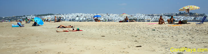 gente tomando el sol en la playa de Castilnovo, cerca de Conil.