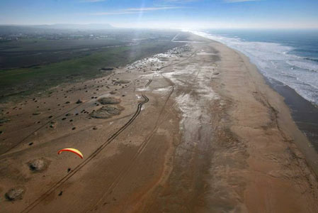 La playa de Castilnovo vista desde un paramotor