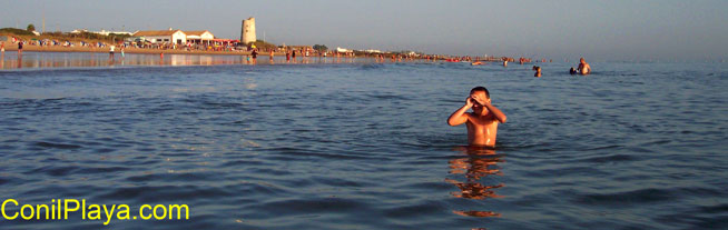 Playa de El Palmar, con el mar en calma.