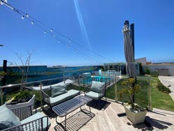 2 dormitorios,6 personas. Casa Mangata, villa vacacional situada frente a la playa de El Cañillo, entre Barbate y Zahara de los Atunes. Dispone de piscina privada de sal con cascada, wifi, aire acondicionado, barbacoa, zona infantil y capacidad para 6 personas. Adaptada para personas con movilidad reducida y se admiten mascotas.