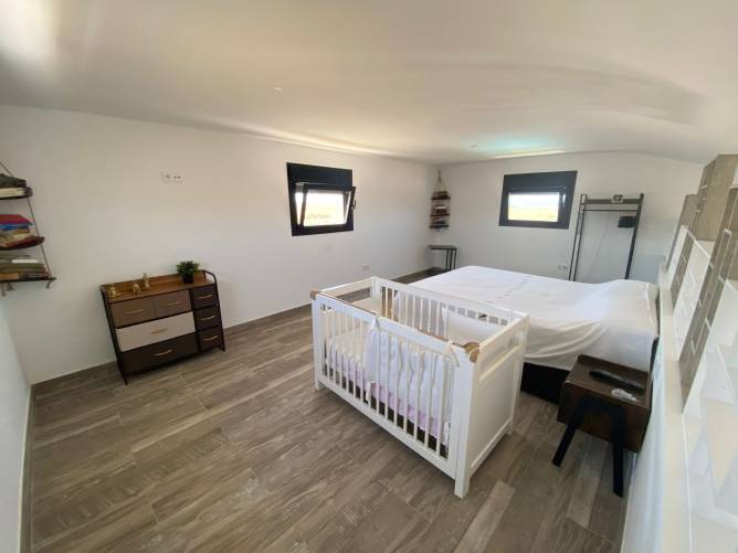 Dormitorio con cuna