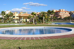 Situado en urbanización Atlanterra, muy cerca de la playa. Cuenta con piscina comunitaria, jardines y pistas de pádel.
ver fotos
