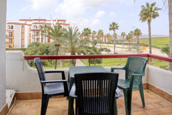 Situado en urbanización Atlanterra, muy cerca de la playa. Cuenta con piscina comunitaria, jardines y pistas de pádel.
capacidad para 4 personas