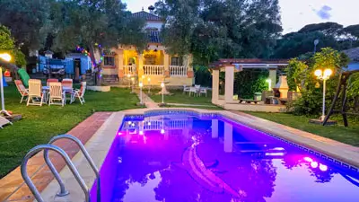 Vista desde el Jardin del chalet con piscina