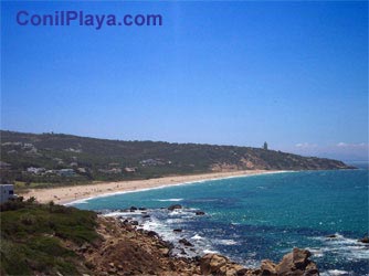 Vista del cabo de gracia, donde podemos ver el Faro Camarinal.