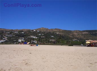 La playa de los alemanes, detrás la sierra de la plata.