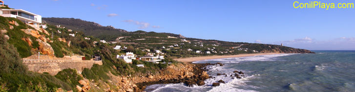 Playa de los Alemanes, al fondo, el Faro Camarinal. 1 de Noviembre de 2010.