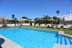 7 Casas rurales en alquiler en la playa de Zahora con piscina, cerca de la playa. Disponen de porche, jardín, barbacoa, aparcamiento privado, tv satélite, lavavajillas. No se admiten perros ni otros animales de compañía. Muy tranquilas.
Ver las fotos