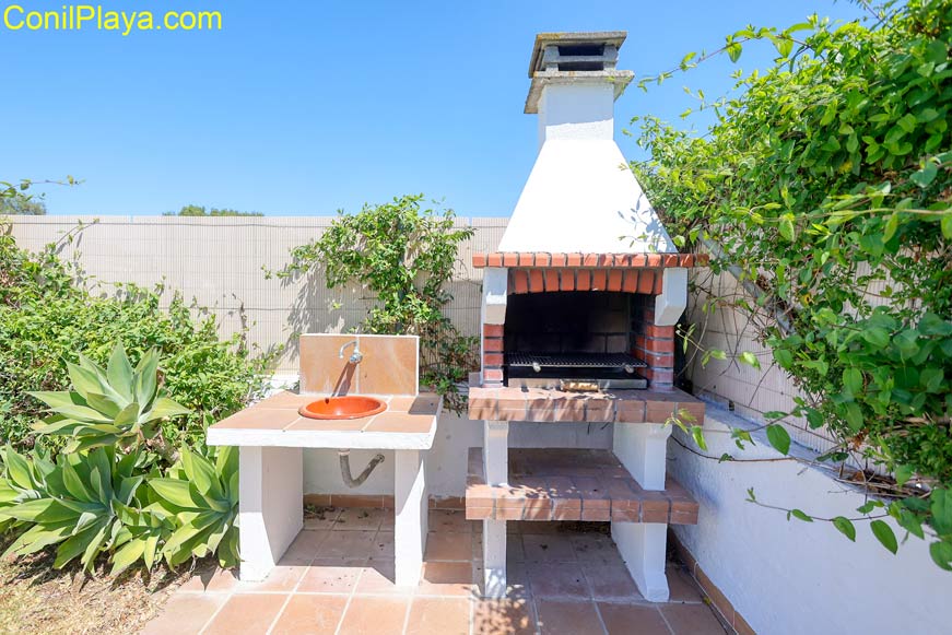 La barbacoa se encuentra en el jardín, junto a la piscina