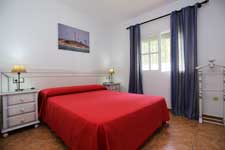 Chalet en Zahora con piscina privada y amplio jardín situado en zona muy tranquila. Amplia parcela vallada con aparcamiento para varios coches.
Chalet en Zahora de 2 dormitorios para 4 o 5 personas.