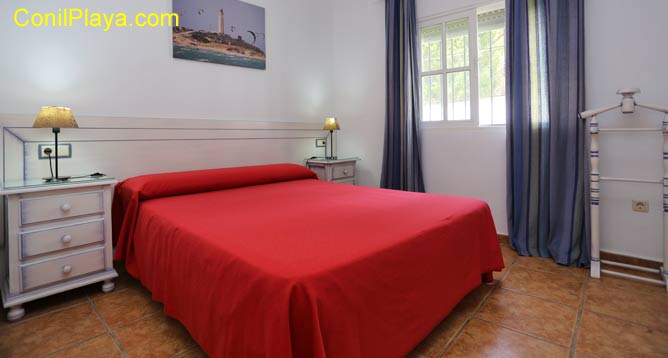 Dormitorio principal con cama de matrimonio