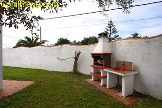 La barbacoa se encuentra en el jardín