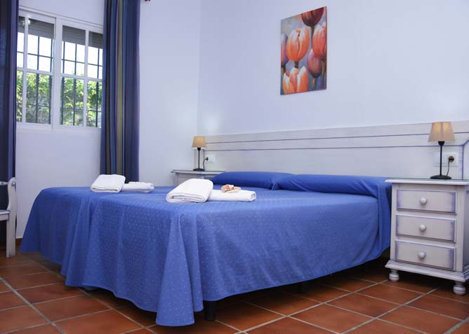 Dormitorio principal con cama de matrimonio