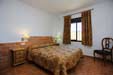 Casa con piscina de adultos e infantil, con porche y barbacoa, aparcamiento privado a 4 minutos andando de la playa. Consta de 2 dormitorios con armarios empotrados, uno con cama de matrimonio y otro con 2 camas individuales, 1 cuarto de baño.
Ver las fotos