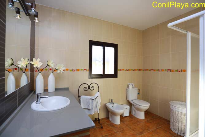 cuarto de baño con placa de ducha