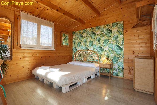 dormitorio con cama de matrimonio