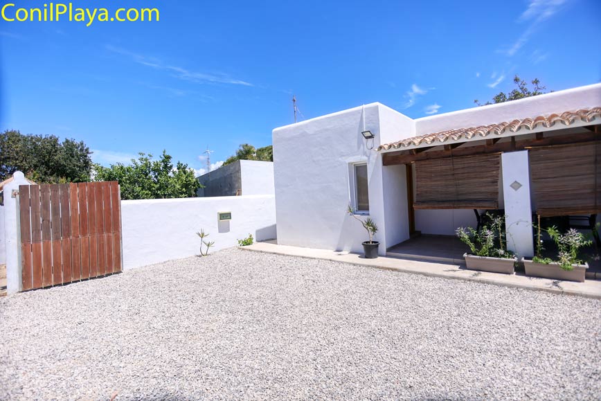 Patio con grava para aparcamiento