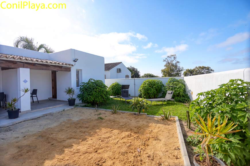 jardin y el porche de la casa