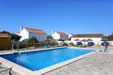 2 dormitorios,5 personas. Chalet situado cerca de la playa andando, complejo con piscina de adultos e infantil, zona de juegos, aire acondicionado, barbacoa, aparcamiento privado. Ideal familias.
