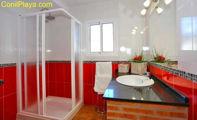 cuarto de baño con cabina de ducha