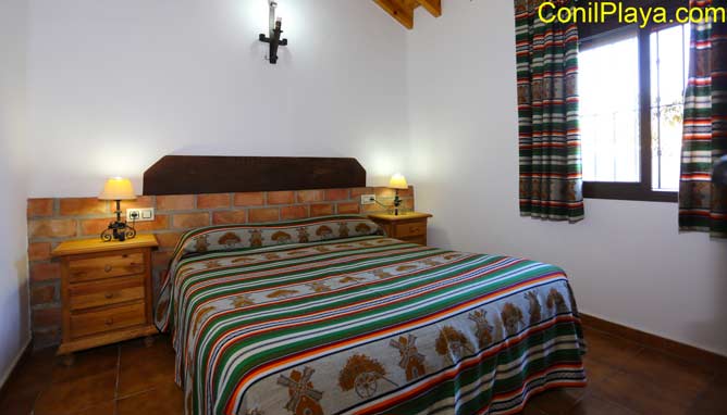 dormitorio con cama de matrimonio