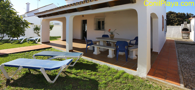 chalet con porche y barbacoa